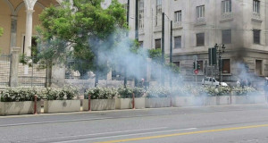 Επεισόδια με μολότοφ και χημικά στις συγκεντρώσεις στο κέντρο της Αθήνας