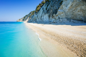 Ποιες ελληνικές παραλίες πήραν «Γαλάζια Σημαία»