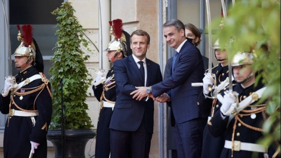 Στο Παρίσι ο Μητσοτάκης, συνάντηση με τον Μακρόν