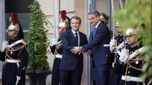 Στο Παρίσι ο Μητσοτάκης, συνάντηση με τον Μακρόν