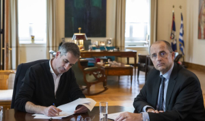 Αριστερά ο Κώστας Μπακογιάννης και δεξιά ο Χάρης Σαχίνης.