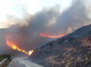 Μεγάλη πυρκαγιά στην Άνδρο - Εκκενώνεται οικισμός