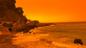 «Πέπλο» αφρικανικής σκόνης κάλυψε την Κρήτη - Εικόνες από τον πορτοκαλί ουρανό