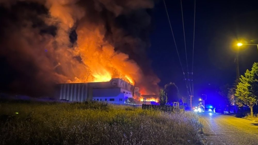 Καταστράφηκε από πυρκαγιά το εργοστάσιο με έτοιμα γεύματα που εμπλέκεται στη μαζική δηλητηρίαση μαθητών στη Λαμία