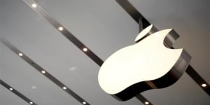 iPhone 13: Οι πελάτες της Apple θα πρέπει να περιμένουν για να το κρατήσουν στα χέρια τους