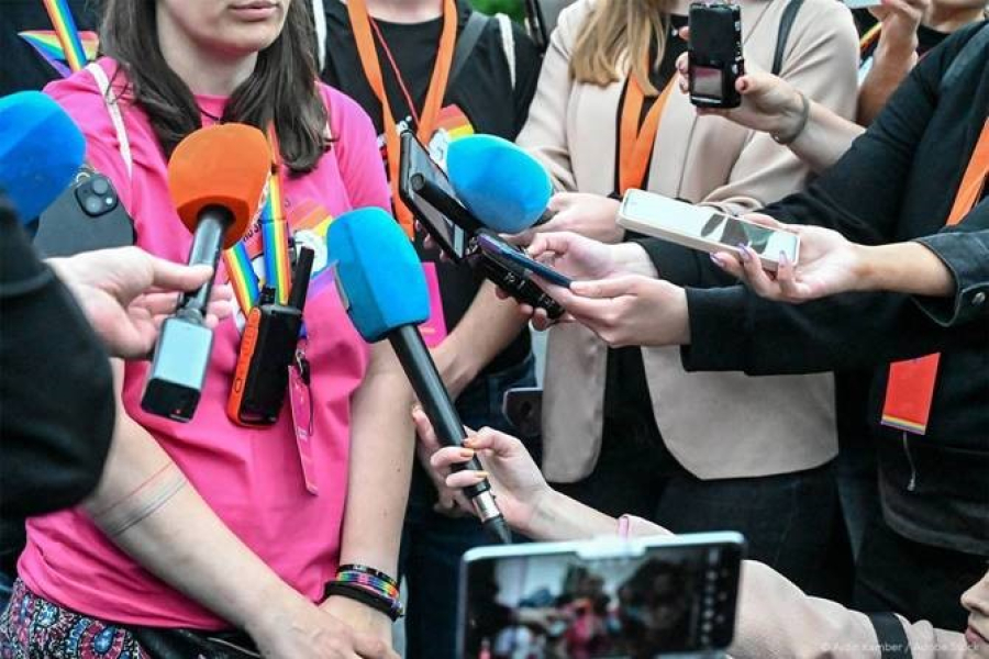 ΕΚ: Απαιτεί πιο αυστηρούς κανόνες για την προστασία δημοσιογράφων και MME