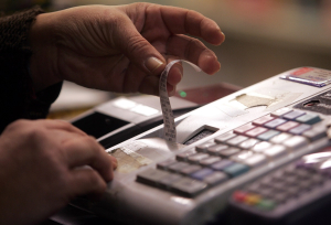 Ξεκινά η online σύνδεση των ταμειακών με την Εφορία