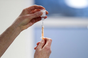 Κορονοϊός: Οι φαρμακοβιομηχανίες καλούν τις χώρες να μοιραστούν δίκαια τα εμβόλια