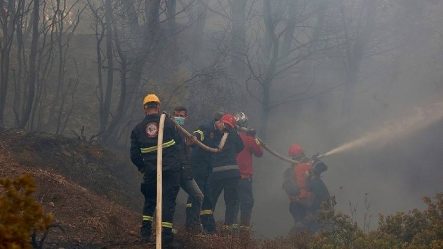 Πυρκαγιά στην Άμφισσα: Απομακρύνουν τους κατοίκους από τη Βόρεια Ιτέα