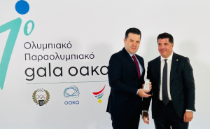 Στιγμιότυπο από τη βράβευση με τον κ. Γιώργο Δασκαλάκη, Γεν. Διευθυντή του Μητροπολιτικού Κολεγίου (αριστερά) και τον κ. Βασίλη Πολύμερο, Αργυρό και Χάλκινο Ολυμπιονίκη Κωπηλασίας &amp; Πρόεδρο της Ελληνικής Ομοσπονδίας Κωπηλασίας (δεξιά).