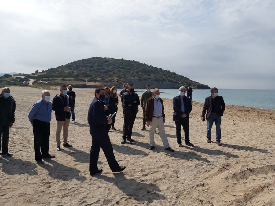 Ο Δήμος Σαρωνικού προχωρά σε αφαίρεση αυθαίρετων κατασκευών στις καταπατημένες παραλίες