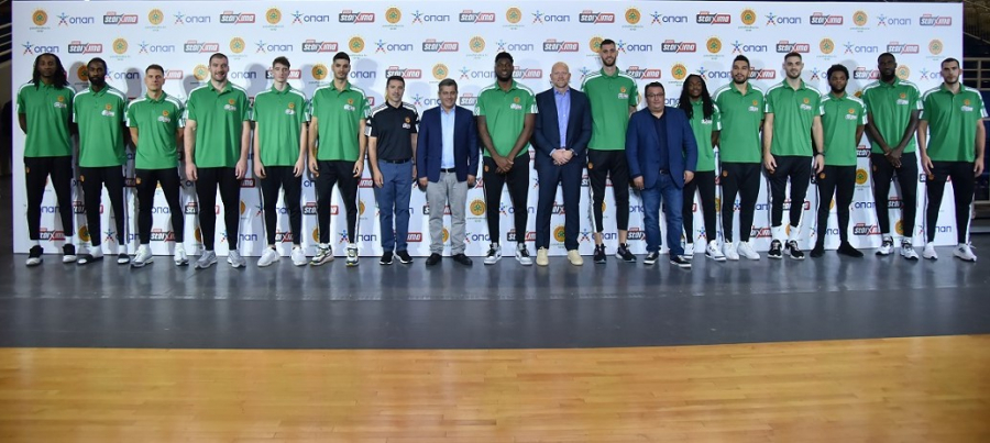 Στη φωτό διακρίνονται οι παίκτες της ομάδας και στη μέση οι Δημήτρης Πρίφτης (Προπονητής Παναθηναϊκού ΟΠΑΠ), Οδυσσέας Χριστοφόρου (Αναπληρωτής Διευθύνων Σύμβουλος ΟΠΑΠ), Γιαν Κάρας (Διευθύνων Σύμβουλος ΟΠΑΠ), Παναγιώτης Τριαντόπουλος (Πρόεδρος ΚΑΕ Παναθηναϊκός ΟΠΑΠ).