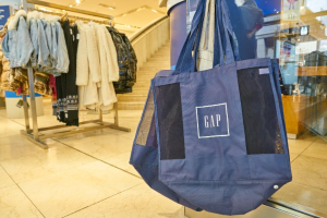 ΗΠΑ: Οι έμποροι λιανικής μειώνουν τις τιμές στα είδη ρουχισμού, ενώ οι καταναλωτές περιορίζουν τις αγορές τους