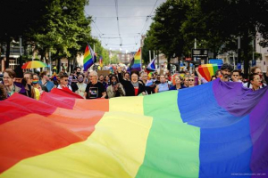 Ευρωκοινοβούλιο: Οι γάμοι και τα σύμφωνα μεταξύ ατόμων του ιδίου φύλου να αναγνωρίζονται σε όλη την ΕΕ