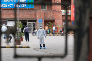 Σιγκαπούρη - Κορονοϊός: Οι αρχές εξετάζουν περιπτώσεις επαναμολύνσεων, μετά τον εντοπισμό κορυσμάτων σε κοιτώνες εργατών