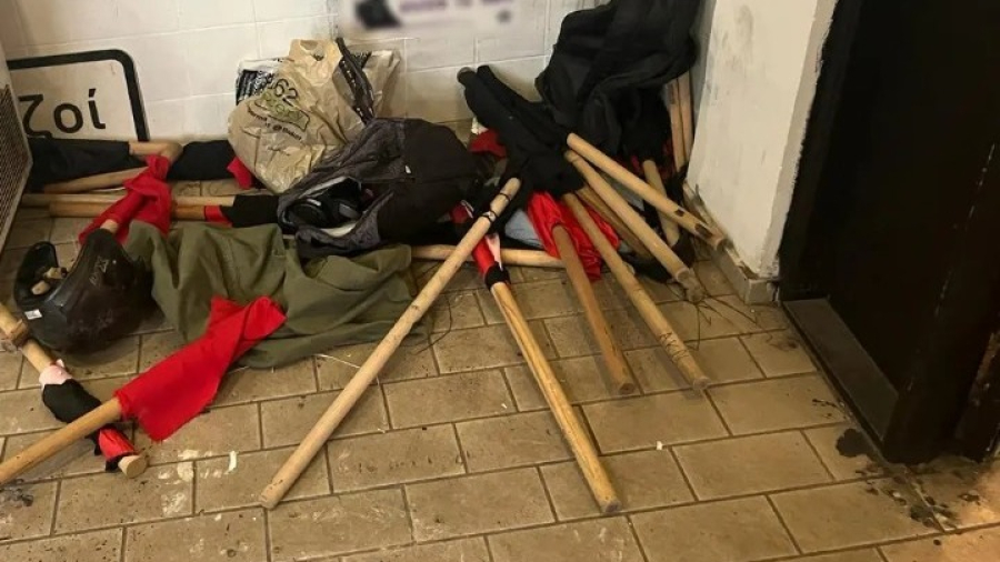 ΕΛ.ΑΣ: Επιχείρηση εκκένωσης της Νομικής - 28 συλλήψεις, κατασχέθηκαν κράνη, ρόπαλα και πανό