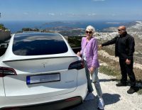 Η Μάγια Μάσκ (μητέρα του Έλον) στη Σαντορίνη με Tesla και πολυτελή θαλαμηγό, διαφημίζει Ελλάδα