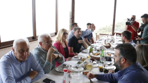 Με τσικουδιές και μαντινάδες το γεύμα του Ν. Ανδρουλάκη με δημοσιογράφους