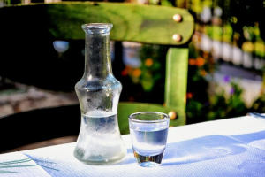 ΙΟΒΕ: Η μείωση του ΕΦΚ στα αλκοολούχα ποτά θα είχε θετική επίδραση στην ελληνική οικονομία