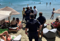 ΥΠΕΘΟ: 2.500 έλεγχοι σε αιγιαλό και παραλίες την τελευταία εβδομάδα - "Σφραγίστηκαν" 14 επιχειρήσεις