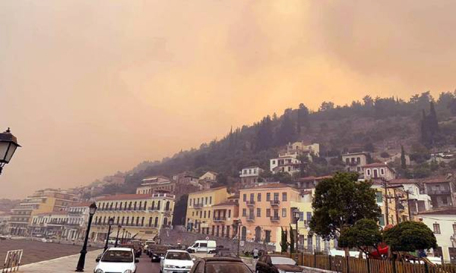 Ανατολική Μάνη: Μάχες για να μην μπει η φωτιά στο Γύθειο και άλλες κατοικημένες περιοχές
