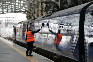 Ηνωμένο Βασίλειο: Η κυβέρνηση δίνει στις σιδηροδρομικές εταιρείες την άδεια να κάνουν νέα προσφορά στα συνδικάτα