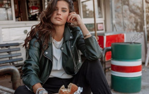 Η Χριστίνα Μπόμπα άνοιξε μπεργκεράδικο στο Παγκράτι