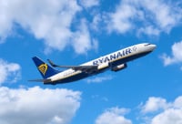Ryanair: Ανεβάζει τον στόχο επιβατών, υποβαθμίζει την απειλή ύφεσης