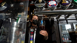 Βρετανία: Aύξηση καταγράφεται στα χρήματα που δαπάνησαν οι Βρετανοί σε παμπ και εστατόρια μετά τη χαλάρωση των μέτρων