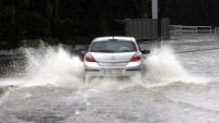 Διακοπή κυκλοφορίας των οχημάτων στην οδό Πειραιώς λόγω συσσώρευσης υδάτων