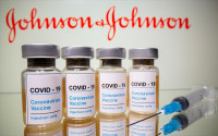 Johnson &amp; Johnson: Σήμερα στην Ελλάδα 33.600 δόσεις του μονοδοσικού εμβολίου (vid)